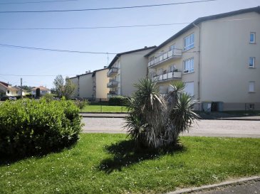 OPPORTUNITE RARE SUR YUTZ pour cet appartement offrant un excellent rapport qualité/prix au regard de sa surface de 93 m² , de ses deux espaces extérieurs ( balcon et loggia ), de son garage privatif et de sa situation. 
Il est au 2ème étage d'une copropriété parfaitement entretenue , où aucun travaux importants ne sont à prévoir

*beaux Volumes, grande Luminosité, Vues dégagées*

L'appartement comprend :
. Une entrée
• Un séjour lumineux
• Une cuisine indépendante avec balcon pouvant être facilement ouverte sur le séjour
• Deux grandes chambres dont une avec loggia.
• De nombreux espaces et placards permettant le rangements
• Une grande salle de bain avec WC + un WC indépendant.
• Un garage extérieur privatif
. Une grande cave

La copropriété est parfaitement entretenue (toiture suivie, parties communes en excellent état).

Des travaux de modernisation intérieure permettront au futur acquéreur de personnaliser l'appartement selon ses goûts tout en bénéficiant d'une base saine et d'un fort potentiel de valorisation.


Charges 250 euros mensuel ( Chauffage , Eau froide , Syndic , Assurance ...)
Taxe foncière 1378 euros
DPE en E qui passe facilement en C ou D avec le remplacement de 2 fenêtres ( devis 3000 euros fenêtres + volets ). Toutes les autres fenêtres sont récentes.
Aucun travaux copropriété à prévoir.

QUARTIER CALME, à proximité COMMERCES , ECOLES , Entrée AEROPARC , Arrêt P&R BUS LUXEMBOURG.

Annonce rédigée par Philippe HAUSHERR , agent commercial enregistré au RSAC THIONVILLE sous le numéro TI 332 168 434 ,détenteur de l'Attestation de Collaborateur de l'Agence CTN Immobilier. 7 place au bois 57000 THIONVILLE.
Carte professionnelle n° 5705 2018 000 025 433 Transactions sur immeubles et fonds de commerce délivrée par la CCI de la Moselle. Responsabilité civil professionnelle AXA Paris. Absence de garantie financière : non détention de fonds, effet ou valeur, autre que ceux représentatifs de sa rémunération ou de sa commission, à l'occasion des opérations spécifiées par l'article 1er (1°à 5°) de la Loi du 2 Janvier 1970