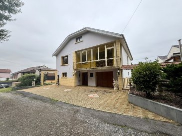 Située dans un quartier exclusivement résidentiel très paisible, belle maison individuelle, disposant d'une surface habitable d'environ 143 m², sur 4 ares de terrain privatif, comprenant :

Au rez-de-chaussée :
- Hall d'accueil.
- Garage pour 2 voitures + rangements.
- Chaufferie.
- Lingerie et buanderie avec accès au jardin arrière exposé sud - ouest. 
- Cuisine d'été avec accès à la terrasse couverte.
- Petite cave au -1 accessible par une trappe de visite.
- Parkings extérieurs.

Au 1er étage : 
- Hall étage.
- Cuisine équipée indépendante.
- Salon et salle à manger avec cheminée et accès à la terrasse couverte d'étage.
- Salle de douche.
- Toilette indépendant.
- 3 chambres à coucher.

Au 2ème étage :
- Grenier isolé et aménageable sur dalle en béton, accessible actuellement par une échelle de service depuis le 1er étage.

Construite en 1964 et disponible immédiatement, la maison présente un bon état d'entretien général même si des travaux de rafraîchissement sont à prévoir.

DPE D/D.