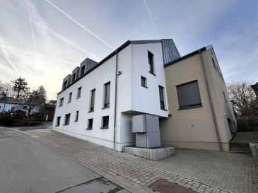 Situé au rez de chaussée de la nouvelle résidence, bel appartement (n°1) neuf et disponible immédiatement pour 1ère occupation, disposant d'une surface de +/- 91 m², comprenant :

- Hall d'accueil.
- Salon et salle à manger.
- Cuisine ouverte sur salle à manger.
- 2 chambres à coucher.
- Salle de douche avec Wc et une fenêtre.
- Débarras dans l'appartement.
- Cave privative et buanderie commune.
- Garage fermé pour une voiture et un emplacement de parking extérieur privatif.

Belles prestations : chauffage par pompe à chaleur et chauffage au sol, fenêtres triple vitrage et volets électriques, VMC double flux ...

Neuf est disponible immédiatement.
Classe énergétique A/A.