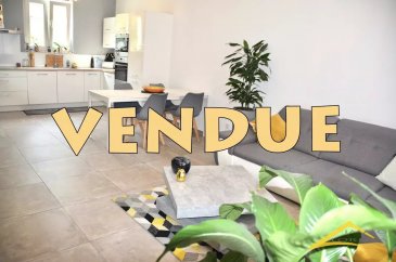 Votre agence IMMO LORENA de Pétange, partenaire de la CHAMBRE IMMOBILIERE DE Luxembourg a choisi pour vous une très belle maison mitoyenne complètement RÉNOVÉE A VENDRE entre 2016 et 2018, idéalement située à PETANGE, avec une superficie habitable de 100 m2 dans une rue sans issue, insérée sur un terrain de 1 ares 20 centiares, à proximité du centre, à 100 mètres de la gare de Pétange, des écoles fondamentales, crèches, bus, commerces; accès facile vers les grands accès routiers.

Rez-de-chaussée:

- Hall d'entrée de 9,15 m2 donnant accès directement au jardin.
- Une cuisine toute équipée faisant 13,07 m2 ouverte vers le salon.
- Un salon de 15,33 m2.

Premier étage: 

- Hall de nuit de 4,19 m2.
- Deux chambres de: 
             0- 12,81 m2.
             0- 11,00 m2.
- Une salle de bain de 7,17 m2 avec baignoire.

Deuxième étage:

- Hall de 2,27 m2.
- Deux chambres de: 
             0- 11,90 m2 avec un dressing//bureau faisant 9,90 m2.
             0- 10,28 m2.

SOUS-SOL:

- Une cave de 13,64 m2.
- Un local technique de 19,40 m2 équipé d'une chaudière au gaz VIESSMANN de 2016.
- Un WC séparé de 1 m2.
- Une deuxième salle de bain de 4,93 m2 avec une baignoire.

Caractéristiques de la maison :

- Maison construite en 1940 complètement rénovée entre 2016 et 2018.
- Triple vitrage avec châssis en pvc de 2018
- Chaudière Viessmann installée en 2016.
- Toiture en éternit en très bon état.

À VOIR ABSOLUMENT!

Pas de frais pour le futur acquéreur.

Pour tout contact: 
Joanna Corvina +352 621 36 56 40 (FR)
Vitor Pires +352 691 761 110 (PT, FR, IT, UK)

L'agence ImmoLorena est à votre disposition pour toutes vos recherches ainsi que pour vos transactions LOCATIONS ET VENTES au Luxembourg, en France et en Belgique. Nous sommes également ouverts les samedis de 10h à 19h sans interruption.