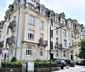 Situé dans un quartier calme du centre-ville, au 1er étage (côté droit) d’un immeuble de style avec ascenseur, cet espace-bureau de ± 66 m², fonctionnel et convivial se présente comme suit:
  
Un hall d'entrée ± 6 m² desservant trois bureaux de ± 10, 18 et 20 m², un espace stockage ± 5 m² (serveur, imprimante, matériel, ...), une kitchenette ± 5 m², un wc séparé ± 1 m² et une belle terrasse (coin lunch) ± 32 m².
Restaurants, gare et tram à proximité
 
Il est possible de louer un emplacement devant la porte d'entrée à 400€ / mois
 
Détails complémentaires :
 
Parquet ;
Double vitrage ;
Hauteur sous plafond de 3 m ;
Belle situation, proche de toutes commodités : commerces, restaurants, transports en commun (gare à 5 min à pieds, bus, futur tram, ...) ;

Loyer mensuel : 2.700€ / mois - Garantie locative: 3 mois de loyer ;

Forfait charges de 300€/ mois, pour autant que la consommation reste dans les limites acceptables. Ce forfait comprend l'eau, le chauffage, l'électricité et les frais d'entretien des parties communes et espaces verts ;

Frais d'agence : 1 mois de loyer + TVA 17 %.

