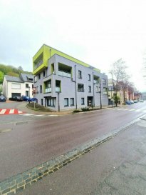 Immo Nordstrooss vous propose un bel appartement de +/- 85.34 m² situé au première étage d'une charmante résidence de 6 unités sis à DIEKIRCH construit en 2010. 

Cet appartement vous offre : 
- Hall d'entrée 
- Salon/salle à manger avec cuisine équipée haut de gamme semis ouverte 
- Salle de douche avec WC et fenêtre 
- 2 chambres à coucher dont 1 avec accès sur un balcon 

Atouts supplémentaires: 
- Place dans la buanderie commune 
- 1 emplacement parking intérieur 
- Passeport Energétique C/E 
- Triple vitrage - VMC 
- Volets électriques 
- Une clôture sécurisée pour parking couvert privatif. 

La sécurité est renforcée par une porte blindée, un interphone et un vidéophone. 

Pour tout renseignement complémentaire ou information veuillez nous contacter par email info@immonordstrooss.lu ou par Tél: 691 850 805. 

Proposition de crédit/financement à taux compétitif auprès des banques Luxembourgeoise incluse dans nos services gratuits.