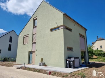 L'Immobilière de l'Attert vous propose cette magnifique maison individuelle à vendre dans le village de Schwebach, commune de Saeul.

La maison située sur un terrain de 5,67 ares avec une surface habitable de +/- 185 m² (surface totale de +/- 280 m²) se compose comme suit:

Rdch:
- spacieux hall d'entrée avec coin vestiaire
- wc séparé
- grand séjour / salle à manger avec cuisine équipée moderne, accès vers terrasse et jardin
- débarras.

1er étage:
- 3 belles chambres à coucher (+/- 11 m², 14 m² et 16 m²)
- salle de bain avec douche, wc, lavabo
- buanderie avec rangement, système avec chute de linge pour 2ème étage.

2ème étage: possibilité d'aménager en suite parentale avec dressing, salle de bain (tous les raccords existent).

Au sous-sol, plusieurs caves, dont une avec salle de douche et sauna.

La maison dispose d'un emplacement extérieur ainsi qu'un emplacement carport.

La maison est construite avec des matériaux de haute qualité et est située dans un lotissement basé sur la nature puisque:

- les emplacements pour voitures sont situés à l'entrée du lotissement,
- chauffage par une pompe à chaleur avec géothermie,
- domotique pour une meilleure gestion du clima et confort de vie,
- photovoltaïque sur toutes les toitures des maisons, gérée par une coopération des propriétaires du lotissement,
- échangeur de chaleur sur la récupération des eaux de douche,
- P + R de Schwebach situé à 100m avec de nombreuses ligne de bus,
- ...

Un coup de cœur pour cette belle propriété ? 

Ne manquez pas l'opportunité d'acquérir cette maison exceptionnelle.
Pour plus d'informations ou pour visiter cette propriété, contactez-nous au +352 23 62 90 20 ou sur immo@immoaida.lu

Consultez nos biens sur www.immoaida.lu