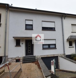 En Exclusivité IMMO MAX,

L'agence immobilière IMMO MAX à Luxembourg, vous propose de venir découvrir cette belle maison entièrement rénové et idéalement située à Soleuvre.

Sur une surface habitable de 150 m² , cette maison est divisée comme suit:

- Une cuisine ouverte sur le salon et la salle a manger avec accès sur un balcon 
- 1 salle de douche
- 3 grandes chambres à coucher avec la possibilité d'en faire 4

A cela s‘ajoutent un garage avec une porte motorisé, une place de parking devant la maison, une cave et un jardin.

Les portes et fenêtres sont neuves, la cuisine a été changé en 2014. 

Informations complémentaires sur demande et visites sur rdv.

N'hésitez pas à consulter notre site WWW.IMMOMAX.LU

Vous souhaitez vendre?
Estimation immobilière gratuite de votre maison et estimation immobilière gratuite de votre appartement.

Ref agence :133