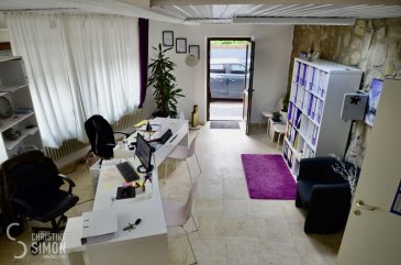 L\'agence immobilière Christine SIMON vous présente cette location de bureau de 80 m2 au centre de Steinfort qui se compose comme suit:<br>Idéal pour profession libérale<br>Rez-de-chaussée:<br>Garage de 20 m2, bureaux spacieux de 35 m2 au <br>Premier étage:<br>3 bureaux de 10,25 m2, 8,10 m2 et 14 m2 et un wc séparé.<br><br>Un grand parking communal à 100 mètres.<br>Disponibilité immédiate<br><br>Loyer 990 € plus 150 € de charges<br>Caution 2 mois plus charges<br>Frais d\'agence: 1 mois de loyer + TVA 17 %, à charge du locataire<br><br>Pour de plus amples renseignements n\'hésitez pas à contacter l\'Agence immobilière Christine SIMON au numéro 621 189 059 ou par mail au info@christinesimon.lu - visitez notre site internet: www.christinesimon.lu<br><br>Nous sommes en permanence à la recherche de maisons, appartements ou terrains pour nos clients solvables. Vous pouvez nous contacter pour estimer votre bien avant de le mettre en vente, estimation précise par un expert agréé si vous le souhaitez. <br><br><br><br>