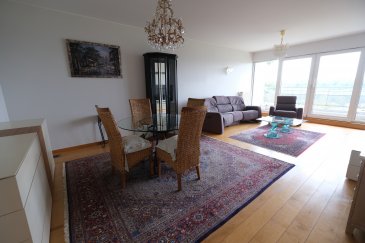 Luxembourg-Kirchberg, 72, boulevard Prince Felix, situation très calme, proche des Institutions Européennes : spacieux appartement de 110 m2 entièrement meublé tout confort, dans une résidence de 2006, au premier étage avec ascenseur et comprenant :  
Grande entrée avec porte blindée, placards en miroir avec portes coulissantes, WC séparé, une grande réserve avec étagères en bois, living et salle à manger donnant sur balcon, grande cuisine équipée avec table en granit, accès terrasse à l'ouest, belle vue sur la verdure, électroménagers SIEMENS avec frigo USA, plaques vitrocéramiques et friteuse neuve, plan de travail en granit. Chambre à coucher parentale avec balcon à l'est, une grande salle de bains en suite avec baignoire jacuzzi, double lavabo et WC, une salle de douche séparée, chambre à coucher enfant. Parquet au sol dans les chambres. Fenêtres double vitrage avec volets électriques, vidéophone,  
Un box fermé avec porte électrique, buanderie avec lave-linge et sèche-linge. Local vélos. Disponibilité de suite Les animaux ne sont pas admis (NO PETS). Pour un couple avec un enfant au maximum. Pas de co-location. Appartement non-fumeur, passeport énergétique : C-D  
Frais d'agence : un mois de loyer + TVA, 50% à charge du locataire, 50% à charge du bailleur.  
Loyer : 2700 euros + 300 euros de provisions sur charges  
Contact et visites : Rosalba MAITRE, Téléphone : 691 550 189  
Email : rosalba@parkagence.lu & Arianna GHITTINO téléphone : 691 205 573, email : arianna@parkagence.lu