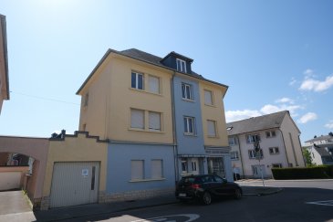 LUXEMBOURG-GASPERICH ? 2, Rue d'Allamont, L-1120 Gasperich, proche de la Cloche d'Or, beau studio de 35 m² entièrement rénové avec prestations de qualité, situé en rez-de-chaussée, avec grande terrasse privative de 20 m² exposée sud/est (nouveau carrelage au sol) et garage fermé avec emplacement pour lave-linge. Une cave au sous-sol avec prise électrique et chaudière individuelle au gaz. 
Composition : Entrée, spacieuse cuisine équipée neuve et moderne, (plaques induction, plan de travail en granit) pièce principale, nouvelle salle de douche avec WC. Libre le 1er juin 2025. Contrat de bail de deux ans minimum. 
Appartement non meublé pour une seule personne, non-fumeur, animaux non admis, Loyer mensuel : 1. 380 € charges mensuelles : 80 € ( chauffage au gaz en plus, chaudière individuelle), Caution : 2 mois de loyer, Frais d'agence : 1 mois de loyer, réparti à 50/50 entre locataire et bailleur
Contact et visites : Arianna GHITTINO  arianna@parkagence.lu   téléphone 691205573 et Rosalba MAITRE émail : rosalba@parkagence.lu