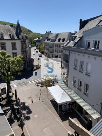 -- FR --

Plus que deux Appartements disponibles!!!

' Rez-de-chaussée-

- Appartements à 2 chambres d'une totalité de 89,77m² 
-Entrée individuelle vers votre appartement
-Une très grande pièce de vie : salon/salle à manger liée à une cuisine ouverte le tout sur une surface de 48,61m²
-2 chambres à coucher avec parquet semi-massif d'une superficie de 11,67m² chacune
-Salle de bain de 5,86m² avec douche italienne
-WC séparé
-Débarras de 3,47m²
-Cave privative de 3,08m² au sous-sol avec possibilité de branchements pour une buanderie 
En option: emplacement intérieur pour la location possible, situé à 2 min. à pied de la résidence!

Cet appartement dispose d'une belle luminosité grâce a ses fenêtres et porte fenêtres d'une hauteur de 2,10m équipées de triple vitrage avec store à lamelles.
Un chauffage écologique et économique vous permettra de limiter vos dépenses grâce au chauffage urbain.
Équipé avec système de chauffage au sol

 Construit avec des matériaux de qualité supérieur et dans le respect de l'art il vous est possible d'aménager l'intérieur selon vos besoins et désirs.

 Idéalement situé au c'ur de Diekirch, la proximité des commerces et des transports en commun vous facilitera dans votre quotidien.

 Pour plus d'informations contactez-nous au: 281122-1 ou info@homesell.lu

 Prix de vente à 3% de TVA sous réserve de l'accord de l'Enregistrement.
Pour l'obtention de votre crédit, notre relation avec nos partenaires financiers vous permettront d'avoir les meilleures conditions dans un espace de délais de 3 à 5 jours ouvrables !
(Livraison fin 2019)

Ref agence :8