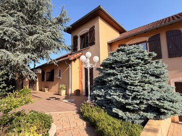 A Terville, maison de 150 m2 sur 6 ares de terrain. Au calme au fond d'une impasse, agréable maison individuelle de 160 m² habitables, construite en 1995, implantée sur un terrain de 6 ares.
Elle offre un bel espace de vie lumineux avec cuisine ouverte sur le séjour et accès direct à la terrasse. La maison dispose de 3 chambres, d'une grande salle de bains, ainsi que d'une mezzanine.
Côté pratique, vous bénéficierez également d'une lingerie, d'un garage et surtout d'un immense second garage-atelier offrant de nombreuses possibilités pour les artisans, collectionneurs ou amateurs de bricolage.
Les informations sur les risques auxquels ce bien est exposé sont disponibles sur le site Géorisques : www.georisques.gouv.fr » 
Renseignements et visites : 
- Karine Karas : 06 08 31 19 87
- Katia Moriceau : 06 75 66 99 25 (3.64 % d'honoraires TTC à la charge de l'acquéreur.)