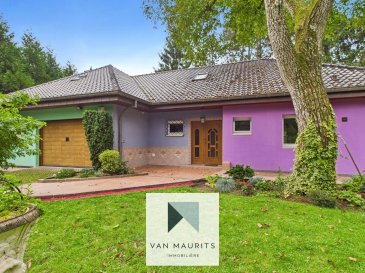 Sur les hauteurs de la commune de Niederanven à Rameldange, dans un cadre résidentiel recherché et au calme absolu, cette charmante maison individuelle de 210 m² habitables est nichée au cœur d'un jardin entretenu de 1.720 m².

Entièrement entourée de verdure, elle offre un environnement paisible, une belle luminosité et une vue dégagée orientée plein sud. Construite en 1969 et partiellement rénovée en 2002, la maison séduit par ses volumes généreux et son agencement fonctionnel.

Dès l'entrée, vous découvrez un vaste séjour de 42 m² avec cheminée ouverte, baigné de lumière grâce à ses grandes fenêtres, ainsi qu'une cuisine aménagée donnant accès à une terrasse ensoleillée de 42 m². Au rez-de-chaussée se trouvent également une grande chambre ± 20 m² avec salle de bain privative, un WC séparé, un bureau et un garage ± 42 m² spacieux pouvant accueillir deux voitures.

L'étage propose quatre chambres ± 11 m² chacune confortables, une salle de douche et un couloir desservant un espace bien-être unique ± 32 m² : un sauna avec coin détente et douche, idéal pour se relaxer à la maison.

La propriété bénéficie de nombreux atouts : armoires encastrées dans toutes les chambres, chauffage au gaz, fibre optique installée, double vitrage avec volets électriques et manuels.

Le grand jardin arboré, parfaitement entretenu, constitue un véritable havre de paix, avec différents espaces plats ou en pente qui se prêtent aussi bien aux jeux des enfants qu'aux moments conviviaux en extérieur.

Située à proximité immédiate des bus, crèches, écoles et commerces, la maison reste parfaitement connectée aux grands axes et au Kirchberg, tout en profitant d'un cadre naturel unique aux portes de la ville.

Une belle opportunité pour une famille à la recherche d'espace, de confort et de tranquillité dans un environnement verdoyant.

Pour plus d'informations et ou visite contactez Maurits au +352 621 198 891 sinon par email : maurits@vanmaurits.lu