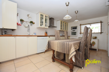 Maison de ville bord de moselle.. Vous aimez le charme de l'ancien rénové cette maison de ville est faite pour vous. Elle comprenant au RDC : Hall d'entrée, cuisine équipée, buanderie et cellier, WC. Au demi niveau supérieur un vaste séjour avec une grosse cheminée. A l'étage : 3 chambres dont une avec un dressing, WC, salle de bains. Parfait état,  aucun travaux à prévoir. Idéal Petits budgets !!!
  
Les informations sur les risques auxquels ce bien est exposé sont disponibles sur le site Géorisques : www.georisques.gouv.fr