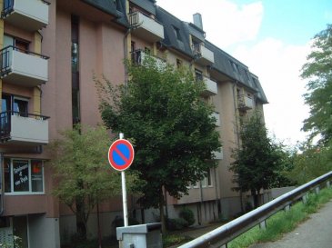 Ettelbruck proche gare.
Appartement à 1 chambre à coucher.
Hall d’entrée, wc,grand  salon – balcon ouest, cuisine équipée et une salle de bains.
Au sous-sol une cave et un emplacement de parking.
 Loyer 850€ + 150.00€ charges
Disponible 01/02/2018.
Maximum 2 personnes avec contrats de travail à durée indéterminé.

Visites sur rdv Tel : 81 88 80 / ms@spielmann.lu