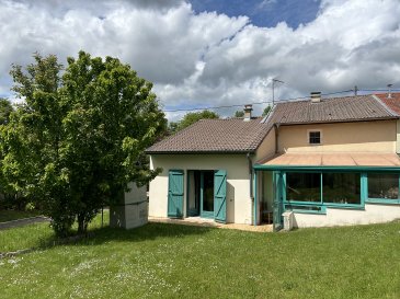 Cette charmante maison en plain-pied comprend six pièces, dont deux chambres et une douche moderne, réparties sur une superficie de 65 m². Construite sur un terrain de 6 ares, elle dispose d'un magnifique jardin de 500 m², idéal pour les moments de détente en plein air. La présence d'un grenier ajoute un espace de rangement supplémentaire, tandis que le garage intégré garantit un stationnement aisé. La cuisine équipée et séparée est un atout . Le village dispose de commerces de proximité a^^réciables. L'environnement est de qualité !! 



Ne manquez pas cette opportunité  !!