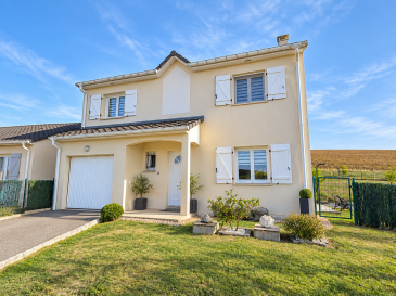 Nouveauté.  A 5min de l'A31, sur les hauteurs du charmant village de Millery, venez décourvir cette jolie maison individuelle de 116m2 comprenant une entrée, cuisine ouverte sur salon séjour avec accès terrasse et jardin, quatre chambres, une salle de bains et garage  Vous serez conquis par la qualité de l'environnement et par l'étendue de la nature à perte de vue. Actuellement loué 16200EUR/an avec un départ des locataires prévus le 12/07/2027 au plus tard.
 Les informations sur les risques auxquels ce bien est exposé sont disponibles sur le site Géorisques : www.georisques.gouv.fr