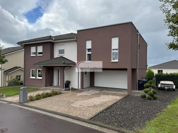 IMMO EXCELLENCE vous propose en exclusivité cette jolie et spacieuse maison familiale d'une surface habitable d'environ 218 m2 ainsi que d'une surface utile d'environ 274 m2 sur un terrain de 7.19 ares. 

La maison dispose encore de son jardin et offre des vues imprenables sur les vignes.

Située dans un quartier résidentiel calme de Wincheringen  Auf Mont, cette magnifique maison offre un cadre de vie paisible tout en étant à proximité de toutes commodités. Elle se trouve à seulement 5 minutes de Wormeldange et à 25 minutes du centre-ville de Luxembourg et de Trèves.

La propriété séduit par ses volumes généreux, ses finitions soignées, son grand jardin aménagé, et ses belles vues dégagées sur les vignes environnantes.

La maison se compose comme suit : Au rez-de-chaussée vous trouvez : Un grand garage pour deux voitures (29,32 m²), la salle technique (11,75 m²), un spacieux bureau idéal pour le télétravail (11,45 m²), un grand séjour (28,11 m²), un hall d'entrée (4,27 m²), un W.C. séparé (2,71 m²),  deux débarras  (1,74 m² et 1,01 m²), ainsi qu'une belle et moderne cuisine entièrement équipée et ouverte sur la salle-à-manger (38,18 m²) donnant accès direct à une terrasse couverte ( 50 m²).

Au premier étage vous trouvez : Une chambre à coucher ( 13,16 m2 ) avec dressing ( 12.62 m2 ) et sa salle de bains individuelle avec douche ( 15.86 m2 ), un hall  ( 12.01 m2 ), une deuxième chambre à coucher ( 16.09 m2 ), une troisième chambre à coucher ( 16.09 m2 ), une quatrième chambre à coucher ( 15.06 m2 ), une cinquième chambre à coucher ( 22.57 m2 ) avec accès sur un balcon couvert  ( 5.30 m2 ), une seconde salle-de-bains ( 6.91 m2 ), ainsi qu'une buanderie ( 5.17 m2 ).

La maison dispose encore de 4 emplacements extérieurs, d'une magnifique PERGOL, d'un grenier ( 10 m2 ), ainsi que d'un jardin arboré et entièrement aménagé, clôturé, et parfait pour des moments de détente en famille.

Des travaux d'agrandissement ont eu lieu en 2021. La maison dispose d'une surface habitable d'eniron 218 m², ainsi que d'une surface utile d'environ 274 m2. 

Cette maison est idéale pour une grande famille ou toute personne à la recherche d'un cadre de vie agréable et verdoyant, à quelques minutes seulement de la frontière luxembourgeoise.

Sa localisation est idéale, ses volumes sont généreux, son jardin est aménagé avec vue sur les vignes, elle dispose de quatre parkings extérieurs ainsi que d'un grand garage pour deux voitures.

Maison de charme, à voir absolument !


IMMO EXCELLENCE bietet Ihnen exklusiv dieses schöne und großzügige Familienhaus mit einer Wohnfläche von ca. 218 m² sowie einer Nutzfläche von ca. 274 m² auf einem Grundstück von 7,19 Ar an.

Das Haus verfügt über einen gepflegten Garten und bietet einen atemberaubenden Ausblick auf die umliegenden Weinberge.

Gelegen in einer ruhigen Wohngegend von Wincheringen Auf Mont, bietet dieses traumhafte Haus ein idyllisches Wohnumfeld, nur wenige Minuten von allen Annehmlichkeiten entfernt. Wormeldange ist in nur 5 Minuten erreichbar, während Luxemburg-Stadt und Trier in ca. 25 Minuten mit dem Auto erreichbar sind.

Die Immobilie überzeugt durch großzügige Raumaufteilung, hochwertige Ausstattungen, einen schön angelegten Garten sowie wunderschöne Ausblicke auf die Weinberge.

Die Raumaufteilung ist wie folgt : Im Erdgeschoss befindet sich : eine große Garage für zwei Autos (29,32 m²), der Technikraum (11,75 m²), ein geräumiges Büro, ideal für Home-Office (11,45 m²), ein großzügiges Wohnzimmer (28,11 m²), ein Eingangsbereich/Diele (4,27 m²), ein separates WC (2,71 m²), zwei Abstellräume (1,74 m² und 1,01 m²), sowie eine moderne, voll ausgestattete offene Küche mit Essbereich (38,18 m²) mit direktem Zugang zur überdachten Terrasse (50m²).

Im Obergeschoss befindet sich : Ein Schlafzimmer  (13,16 m²) mit Ankleideraum (12,62 m²) und eigenem Duschbad (15,86 m²), ein Flur (12,01 m²), ein zweites Schlafzimmer (16,09 m²), ein drittes Schlafzimmer (16,09 m²), ein viertes Schlafzimmer (15,06 m²), ein fünftes Schlafzimmer (22,57 m²) mit direktem Zugang zu einem  überdachten Balkon (5,30 m²), ein zweites Badezimmer (6,91 m²), sowie der Waschraum (5,17 m²).

Zusätzlich bietet das Haus vier Außenstellplätze, eine wunderschöne Pergola, einem Dachboden ( 10 m2 ), sowie einen liebevoll angelegten, komplett eingezäunten Garten, ideal für entspannte Stunden mit der Familie.

Erweiterungsarbeiten wurden im Jahr 2021 durchgeführt, wodurch zusätzlicher Wohnkomfort geschaffen wurde.Die Wohnfläche beträgt ca. 218 m², die gesamte Nutzfläche ca. 274 m².

Diese Immobilie ist perfekt für eine große Familie oder für alle, die ein ruhiges, grünes Umfeld in unmittelbarer Nähe zur luxemburgischen Grenze suchen.

Die Lage ist ideal, die Raumaufteilung großzügig, der Garten bietet herrliche Blicke auf die Weinberge, und mit vier Außenstellplätzen sowie einer Doppelgarage bleiben keine Wünsche offen.

Ein Haus mit Charme ? unbedingt sehenswert!


IMMO EXCELLENCE is proud to offer you exclusively this beautiful and spacious family home, featuring approximately 218 m² of living space and a total usable area of around 274 m², situated on a 7.19 ares plot.

The house boasts a well-maintained garden and offers breathtaking views over the surrounding vineyards.

Located in a quiet residential area in Wincheringen  Auf Mont, this stunning property provides a peaceful and idyllic living environment, just minutes from all amenities. Wormeldange is only 5 minutes away, while Luxembourg City and Trier can be reached in approximately 25 minutes by car.

The property impresses with its generous layout, high-quality finishes, a beautifully landscaped garden, and unobstructed panoramic views of the vineyards.

The layout is as follows: On the ground floor: you vill find : A spacious double garage (29.32 m²), a technical/utility room (11.75 m²), a large office, ideal for remote working (11.45 m²), a generous living room (28.11 m²), an entrance hall (4.27 m²), a separate toilet (2.71 m²), two storage rooms (1.74 m² and 1.01 m²), and a modern, fully equipped open-plan kitchen with dining area (38.18 m²), with direct access to a covered terrace (50m²).

On the first floor this house offers : A master bedroom (13.16 m²) with walk-in closet (12.62 m²) and en-suite bathroom with shower (15.86 m²), a hallway (12.01 m²), a second bedroom (16.09 m²), a third bedroom (16.09 m²), a fourth bedroom (15.06 m²), a fifth bedroom (22.57 m²) with direct access to a covered balcony (5.30 m²), a second bathroom (6.91 m²), and a laundry room (5.17 m²).

In addition, the property features four outdoor parking spaces, a magnificent pergola, an attic ( 10 m2 ), and a fully fenced, lovingly landscaped garden, perfect for relaxing moments with the family.

Extension works were carried out in 2021, adding extra comfort and space to the property.The total living area is approximately 218 m², with a total usable area of around 274 m².

This home is ideal for a large family or for anyone seeking a quiet, green living environment close to the Luxembourg border.

With its ideal location, generous living spaces, spectacular vineyard views, and ample parking, including a double garage, this charming home truly leaves nothing to be desired.

A property full of charm, an absolute must-see!