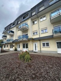 REAL G IMMO, vous présente ce bel appartement de 55,47m² dans une résidence construite en 2000.<br><br>Celui-ci se compose comme suit:<br><br>Hall d\'entrée, cuisine équipée ouverte sur living, 1 chambre à coucher, salle de bain avec accès machine à laver, cave et garage.<br><br>Disponible : le 15 Décembre 2023<br><br>--------------------------------------<br>Conditions :<br><br>CONTRAT DE TRAVAIL CDI OBLIGATOIRE<br>Loyer : 1.300 € 150 € de charges,<br>Caution : 2 mois de loyer = 2.600 €<br>Frais d\'agence : 1 mois de loyer + 16 % de TVA = 1.508.-€ TTC à charge des locataires.<br><br>Nous restons à votre disposition pour tout renseignement ou visite des lieux au 28 66 39 1.