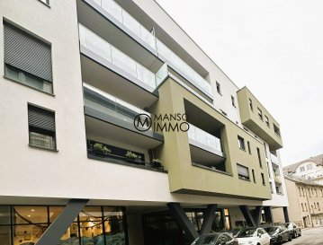 Manso Immo vous propose en exclusivité un magnifique appartement, construit en 2019 (garantie décennale jusqu\'en 2029), d\'une surface totale de 90m2, idéalement située au centre de la ville de Differdange et près de toutes commodités. Il se compose comme suit :<br><br>Hall d\'entrée avec armoires encastrés, cuisine équipée ouverte sur le living, salle à manger donnant accès sur le balcon (loggia), 2 chambres à coucher, dont une avec salle de bain privative, 1 salle de douche et un wc séparé.  <br><br>Un jardin commun, un emplacement intérieur ainsi qu\'une cave complètent ce bien.<br><br>Toutes les indications sont basées exclusivement sur les informations mises à notre disposition par nos clients. Nous n\'assumons aucune garantie quant à l\'exactitude et l\'actualité de ces indications.<br><br>Les prix affichés s\'entendent frais d\'agence inclus de 3% + 16%TVA. Les honoraires d\'agence sont à charge des vendeurs. Pour plus d\'informations, photos ou convenir d\'un rendez-vous, vous pouvez nous contacter au : 352 24 51 33 79 info@mansoimmo.lu