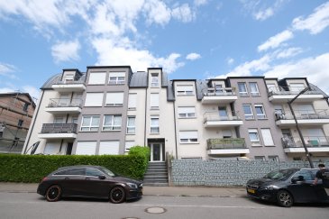 LUXEMBOURG-NIEDERKORN, 32, rue des Ligures, appartement de 84 m2 dans une résidence de 2008, au rez-de-chaussée et comprenant : hall d'entrée, WC séparé, living, cuisine équipée séparé avec accès balcon de 6.64 m2, deux chambres à coucher, une salle de bains, cave numéro 32 au premier sous-sol, un emplacement de parking au deuxième sous-sol numéro 007. Libre le premier août 2025. Pour un couple avec un enfant maximum. Contrat de bail d'un an renouvelable. 
Passeport énergétique E-E. Loyer : 1.680 euros + 270 euros de charges. 
Frais d'agence : un mois de loyer + TVA, 50% à charge du locataire, 50% à charge du bailleur. 
Contact et visites : Rosalba MAITRE, téléphone : 691 550 189, email : rosalba@parkagence.lu