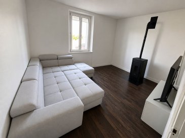 A Cattenom - Sentzig , Maison avec 3 chambres et jardin. Maison de 95 m2 habitable mitoyenne d'un côté comprenant un rez-de-chaussée : une cuisine équipée avec accès terrasse et jardin, un séjour de 18 m2 avec un poêle à pellets, WC séparé;
Au 1er étage : 2 chambres , une salle de douche avec WC;
Aux combles: une chambre.
Sous-sol avec 2 caves.
Libre début Septembre.
Les informations sur les risques auxquels ce bien est exposé sont disponibles sur le site Géorisques : www.georisques.gouv.fr » 
Contact agence : 03 82 53 44 32