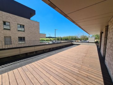 REMAX spécialiste de l'immobilier au Luxembourg, vous propose à la location ce très bel appartement neuf, dans un nouvel immeuble résidentiel à Bertrange.

Avec sa magnifique terrasse et son jardin privatif d'environ 70m², orientés plein sud, il satisfera les plus exigeants !

D'une surface habitable d'environ 92m², il se compose :
 - d'une pièce de vie lumineuse, d'environ 40m², avec une belle cuisine équipée ouverte, avec îlot central et table intégrée.
- de 2 chambres, spacieuses, d'environ 15.6m²
- d'une salle de bain avec douche, baignoire, double vasque, WC.
- d'un WC invité
- d'un hall d'entrée

Au sous-sol, une grande cave, un emplacement de parking souterrain complètent cet appartement. Buanderie collective.

Idéalement situé, à 10 minutes de Luxembourg ville, et 3 km des autoroutes A4 et A6.
Commerces à proximité
Bus RGTR lignes 213 - 225 - 226
Gare de Bertrange Strassen à 1km
Crèches Sunflower à proximité
Ecoles fondamentales à proximité
Ecoles Européenne II à 1km

Disponible au 1er juillet 2020
Commission d'agence à la charge du locataire : 1 mois de loyer +TVA
Ref agence :5096333