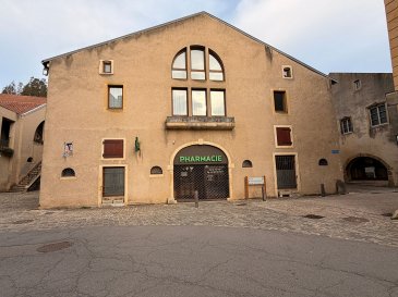 RODEMACK - PLACE DES BAILLIS - IMMEUBLE DE CARACTÈRE À RÉINVENTER. Au coeur de Rodemack, découvrez cet immeuble d'environ 210 m² offrant un potentiel particulièrement intéressant.
Il se compose au rez-de-chaussée d'un local commercial d'environ 80 m², actuellement libre, et à l'étage de deux espaces habitables de 136 m².
L'ensemble nécessite une rénovation, mais offre de belles possibilités pour créer un projet sur mesure, que ce soit dans le cadre d'un investissement locatif, d'un projet professionnel ou d'un projet mixte habitation et commerce.
Une adresse recherchée au coeur de l'un des villages les plus emblématiques du secteur, à quelques kilomètres du Luxembourg.
Un bien rare à Rodemack, idéal pour un projet de caractère et de valorisation.
Les informations sur les risques auxquels ce bien est exposé sont disponibles sur le site Géorisques : www.georisques.gouv.fr » 

Renseignements et visites : 
Karine Karas 06 08 31 19 87
Katia Moriceau : 06 75 66 99 25
Copropriété de 3 lots - dont 2 lots habitation.