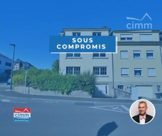 Differdange 

Idéalement située dans la Cité Breitfeld, mélangeant zone urbaine et parcs naturels, à proximité immédiate des commerces, des écoles et des axes autoroutiers, Cimm Immobilier Luxembourg vous propose en exclusivité à la vente cette ravissante maison 3 côtés de libres, disposant de 3 chambres (poss. 5), de 2 garages fermés et d'un jardin. 

Dalles en béton. 

Bien à fort potentiel, parfait pour les passionnés de rénovation !

La maison se compose au rez-de-chaussée : hall d'entrée, salon, salle à manger, cuisine, wc séparé. 

1er étage : hall de nuit, 3 grandes chambres, salle de bains avec douche et baignoire, wc séparé.

2e étage : hall de nuit, possibilité de faire 2 chambres, grenier.

Sous sol : caves, garage.

Equipement technique : châssis bois simple et double vitrage avec volets manuels, chauffage central au gaz.