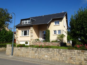 Charmantes Einfamilienhaus mit schönem Garten in einem kleinen Dorf bei Mondorf-les-Bains

Das Haus wurde 1960 erbaut und zeigt sich heute noch sehr repräsentativ. Im Erdgeschoss finden sich eine Eingangshalle, die alle anderen Räumlichkeiten miteinander verbindet, ein großes Wohnzimmer, ein Esszimmer mit Zugang zur sonnigen Terrasse, die Einbauküche, ein weiteres Zimmer mit Erkerfenster und Blick in den angelegten Garten und ein Badezimmer mit Badewanne. Im ersten Stock gibt es 3 Schlafzimmer und ein Speicherraum. Von hier gelangt man mit einer Leiter in den 2. Stock. Nach Absprache mit der Gemeinde kann hier weiter ausgebaut werden. Der Keller umfasst eine große Garage (9m) mit Atelier, den Heizungsraum mit einer Buderus Ölheizung, einen Vorratskeller und einen weiteren Raum mit einem Badezimmer. Vom Keller gelangt man in den hinteren Garten. Der Garten ist sehr schön angelegt und hat abends viel Sonne. Hier findet sich ein geräumiges Gartenhaus. Hinter dem Grundstück beginnt die endlose Natur. Vor dem Haus ist ebenfalls ein Garten angelegt und vor der Garage ein Stellplatz für ein Auto.

Ellange gehört zur Gemeinde Mondorf-les-Bains und hat in unmittelbarer Umgebung alle Einkaufsmöglichkeiten, Schulen, Restaurants. Die Verkehrsanbindung ist sehr gut, die Autobahn 2km entfernt. Das Dorf ist umgeben von Wäldern/Wiesen und lädt zu allen sportlichen Aktivitäten ein.