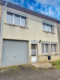 Maison  ? Calme ? Proche frontière ? à Serrouville

Située dans un secteur calme et recherché de Serrouville, cette maison de +/- 127 m² offre un cadre de vie agréable à proximité immédiate de la frontière, idéal pour les travailleurs frontaliers.

Elle se compose de 4 chambres, de beaux volumes et d'un grenier entièrement aménageable, offrant un fort potentiel d'agrandissement selon vos projets (chambres supplémentaires, bureau, espace loisirs).

À l'extérieur, vous bénéficierez d'un jardin spacieux avec possibilité d'installation d'une piscine, ainsi que d'une terrasse idéale pour les moments de détente.
Un garage complète ce bien.

Maison offrant calme, confort et potentiel, à découvrir sans tarder.

Pour toute question ou demande d'informations, n'hésitez pas à nous contacter, nous serons toujours à votre service.

Agence ELSA'HOME, à votre écoute pour la concrétisation de vos projets en toute confiance.

-----------------------------------------------------------------

House ? Quiet Area ? Close to the Border ? Serrouville

Located in a quiet and desirable area of Serrouville, this +/- 127 m² house offers a pleasant living environment with immediate access to the border, making it ideal for cross-border workers.

The property features 4 bedrooms, generous living spaces, and a fully convertible attic, offering great potential for additional rooms such as a home office, extra bedrooms, or a leisure area.

Outside, you will enjoy a spacious garden with the possibility to install a swimming pool, as well as a terrace perfect for relaxing and entertaining.
A garage completes this property.

A home combining peace, comfort, and strong potential, well worth a visit.

If you have any questions or require further information, please do not hesitate to contact us. We are always at your service.

ELSA'HOME Agency is here to help you realise your projects with complete confidence.