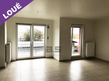 A.S. Real Estate, vous propose à la location un appartement de 2 chambres avec balcon, situé au premier étage d'une petite copropriété à Esch/Alzette, à quelques minutes du site de Belval et proche de toutes commodités (transports en commun : train, bus, commerces etc).

Celui-ci se compose d'un hall d'entrée, d'une cuisine entièrement équipée et ouverte sur un grand living de +/- 30m² avec accès à un balcon de +/- 4m², de 2 chambres de +/- 15m² et +/-13m² et d'une salle de bains de +/- 5.50m² équipée d'une baignoire et d'un w.c.

Un emplacement de parking extérieur complète ce bien.

Pour tous renseignements ou pour convenir d'une éventuelle visite, veuillez nous contacter au (+352) 621 274 674 ou à info@as-estate.lu