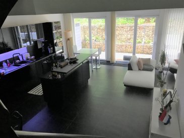 RE/MAX SELECT  vous propose ce bien d'exception en location : 

Rdc : Living, cuisine équipée, salle de douche, cheminée, terrasse.
1 étage : 1 suite parentale de 45m2 se compose d'un dressing, douche italienne, baignoire à remous.
Cave, parking fermé.
