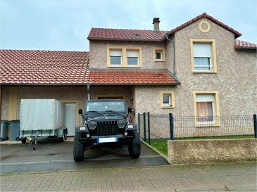 Maison 150 m² – 5 pièces – Cattenom (Sentzich)

Située dans le secteur recherché de Cattenom – Sentzich, cette spacieuse maison de 150 m² offre un cadre de vie agréable et fonctionnel, idéal pour une famille. Vous y trouverez de beaux volumes et un environnement calme et résidentiel.

La maison se compose comme suit :

- Un grand salon

- Une salle à manger

- Une cuisine équipée

- Trois chambres confortables

- Une buanderie

- Deux WC séparés

- Une salle d’eau avec douche, baignoire et double vasque

- Une terrasse

- Un jardin

- Un grand garage pour deux voitures avec porte motorisée

- Un grenier offrant un espace de rangement supplémentaire

Cette maison combine confort, espace et praticité, tout en restant proche des commodités, écoles et axes rapides vers le Luxembourg.

Les honoraires de location s’élèvent à 549 € pour les visites, la constitution du dossier et la rédaction du bail, auxquels s’ajoutent 249 € pour l’état des lieux.

La tonte des espaces verts ainsi que la TEOM est compris dans le loyer.

Conformément à la réglementation en vigueur, les informations relatives aux risques auxquels ce bien est exposé sont disponibles sur le site officiel : www.georisques.gouv.fr