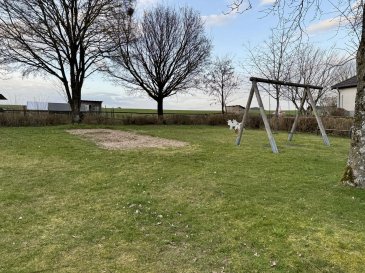 In idyllischer Lage der Eifel erwartet Sie dieses 725 m² große Baugrundstück in Daleiden. Das Grundstück bietet eine hervorragende Gelegenheit für Bauherren, die sich den Traum vom eigenen Zuhause in einer naturnahen und ruhigen Umgebung erfüllen möchten.

Die Umgebung ist geprägt von gepflegten Wohnhäusern, viel Grün und einer angenehmen Nachbarschaft  ideal für alle, die Ruhe und Lebensqualität schätzen und dennoch eine gute Anbindung an die umliegenden Orte wünschen.

Grundstücksdaten  
Grundstücksgröße: 725 m²  
Status: teilerschlossen  
Nutzung: Baugrundstück für Wohnbebauung  
Lage: ruhiges Wohnumfeld in der Eifel  

Lagebeschreibung

Daleiden liegt im landschaftlich reizvollen Naturraum der Südeifel und gehört zur Verbandsgemeinde Arzfeld. Die Region ist bekannt für ihre weiten Wälder, sanften Hügel und zahlreiche Wander- und Radwege.

Trotz der naturnahen Lage profitieren Sie von einer guten Erreichbarkeit der umliegenden Orte und Versorgungszentren.

Entfernungen zu wichtigen Orten:
ca. 8 km nach Arzfeld, Einkaufsmöglichkeiten, Schulen, Ärzte
ca. 39 km nach Bitburg, Mittelzentrum mit umfangreicher Infrastruktur
ca. 67 km nach Trier,älteste Stadt Deutschlands, Universitäts- und Wirtschaftsstandort
ca. 25 km nach Vianden, charmante Stadt in Luxemburg
ca. 70 km nach Luxembourg City, internationaler Finanz- und Arbeitsstandort

Besonderheiten

Dieses Grundstück verbindet ländliche Ruhe mit guter Erreichbarkeit der luxemburgischen Grenze, was besonders für Pendler attraktiv ist. Die großzügige Fläche bietet genügend Platz für ein Einfamilienhaus mit Garten, Terrasse und individueller Gestaltung.

Fazit

Ein interessantes Baugrundstück für Eigennutzer oder Investoren, die in einer ruhigen und naturnahen Lage bauen möchten mit gleichzeitig guter Anbindung an Luxemburg und die umliegenden Städte der Eifel.