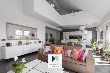 Situé au 2ème étage d'une résidence de 14 unités, cet agréable et lumineux duplex de ± 131 m² avec ascenseur privatif est complètement rénové avec des matériaux et finitions de haut standing. Il se compose comme suit : Le 2ème étage, comprend un hall d'entrée ± 18 m² (avec cinq marches), un spacieux et lumineux open space ± 48 m² avec une hauteur sous plafond ± 5 mètres et grandes baies vitrées sur toute la largeur du mur, comprenant, une cuisine contemporaine équipée et aménagée ± 12 m², (four, micro-ondes, hotte aspirante, machine à café, frigo, congélateur, lave-vaisselle, ilot central avec nombreux rangements placards et tiroirs de couleurs blanc, équipements AEG, ...), une salle à manger et un séjour ± 36 m² donnant sur un balcon ± 11 m² orienté Sud, une chambre ± 18 m² avec en suite une salle de bain ± 28 m² (baignoire coquille 3D, spacieuse douche italienne, double lavabo, wc japonais Aquaclean de *Geberit*, armoires encastrés, chauffe-serviette, miroir Led et miroir grossissant pour make-up), donnant accès à un second balcon orienté Nord ± 4 m² ainsi qu'un wc séparé ± 2 m² (avec lave-mains et wc japonais Aquaclean de *Geberit*). Un ascenseur privatif mène à l'étage suivant. Le 3ème étage, se compose d'un bureau ou chambre (pièce multifonctionnelle avec vue en hauteur sur la pièce à vivre) ± 15 m² avec dressing intégré sur mesure sur les 3 côté du mur ainsi qu'une buanderie ± 3 m². L'offre se complète avec un garage ± 15 m² (pour 1 voiture) et une cave privative. La localisation de l'appartement est vraiment bien, à maximum 15 minutes du Kirchberg, 10 min de l'aéroport, boulangerie en face de l'appartement, petite centre commercial, restaurants, gare ferroviaire à proximité, boucher, parcs de jeux pour enfants, écoles, crèches, centre sportif, forêts à proximité, piste cyclable, sentiers pédestres, parking public... Détails complémentaires : ? Disponibilité à convenir; ? Appartement de standing avec menuiseries encastrés et immeuble très bien entretenus; ? Matériaux et finitions haut de gamme; ? Triple vitrage, châssis PVC, volets électriques, moustiquaires ? CPE : F-F ? Chaudière au gaz, chauffage au sol. 
Agent responsable: Nora au +352 691 136 875 ou nora@vanmaurits.lu