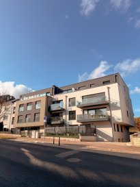 +++Penthouse lumineux avec deux terrasses+++

Découvrez ce penthouse moderne et prêt à vivre, situé au dernier étage d'une résidence récente.
Conçu pour le confort et la luminosité, il offre un espace de vie contemporain aux finitions haut de gamme.  

Le salon spacieux s'ouvre sur une cuisine entièrement équipée avec des électroménagers récents, toujours sous garantie. 
La chambre est confortable et bien agencée, la salle de bain contemporaine, et le WC séparé apporte un supplément de praticité au quotidien. 
Agencement flexible permettant l'aménagement d'un espace bureau.  
Les deux grandes terrasses offrent une vue dégagée et un excellent ensoleillement, parfaits pour profiter de l'extérieur toute l'année.  

Le bien comprend une cave privative et un emplacement intérieur avec prédisposition pour borne de recharge électrique 

- un atout supplémentaire pour véhicules électriques.  

Performance énergétique classe A, chauffage au sol et finitions modernes: un appartement économique, confortable et sans travaux.  
Emplacement premium  

À proximité immédiate du nouveau centre commercial Niederkorn Mall, offrant commerces, restaurants et services. 
Accès rapide aux axes routiers, et à seulement quelques minutes de la gare Gare de Niederkorn.  

Pour tout renseignement complémentaire ou information veuillez nous contacter par email info@immonordstrooss.lu ou par Tél: 691 850 805.

Proposition de crédit/financement à taux compétitif auprès des banques Luxembourgeoise incluse dans nos services gratuits.
