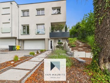 NOUVELLE EXCLUSIVITÉ ? Maison contemporaine 4chambres à Senningen (Commune de Niederanven)

Notre agence Van Maurits a le plaisir de vous présenter cette élégante maison unifamiliale construite en 2021, située dans un quartier résidentiel prisé de Senningen, au cœur de la commune de Niederanven.

Alliant confort moderne, finitions de qualité et performance énergétique, cette propriété se distingue par sa distribution fluide des espaces et sa luminosité exceptionnelle.

Senningen bénéficie d'un emplacement stratégique à seulement 10 minutes du centre-ville de Luxembourg et à 5 minutes de l'aéroport de Luxembourg-Findel. Cette localisation privilégiée offre un équilibre idéal entre calme résidentiel, verdure environnante et proximité des principaux axes autoroutiers, des quartiers d'affaires (Kirchberg, Cloche d'Or), des écoles et des commerces. Le secteur de Niederanven est reconnu pour sa qualité de vie, son environnement sécurisé et son attractivité croissante auprès des familles et des professionnels.

Disposition des lieux :

Rez-de-chaussée :

Hall d'entrée accueillant avec une buanderie fonctionnelle et double garage (± 42 m²)

Au 1er étage :

Hall de distribution (± 5 m²)  
Une chambre (± 12 m²)  
WC séparé  
Cuisine ouverte et salle à manger (± 26 m²) avec accès à un balcon orienté sud (± 8 m²)  
Séjour cosy (± 17 m²) avec accès à une terrasse sur jardin

Au 2e étage :

Deux chambres spacieuses (± 14.13 m² et ± 14.16 m²)  
Salle de bain moderne (± 8 m²) avec baignoire, WC, lavabo et sèche-serviette  
Suite parentale comprenant :

* Chambre (± 12 m²)  
* Dressing sur mesure (± 8 m²)  
* Salle de douche privative (± 5 m²)

Caractéristiques techniques et confort :

Classe énergétique **B ? B**  
Panneaux photovoltaïques pour la production d'eau chaude  
Chaudière à gaz avec chauffage au sol  
Fenêtres en PVC avec triple vitrage et stores électriques  
Terrasse-jardin à l'arrière et balcon à l'avant  

Cette maison répond aux exigences des familles modernes recherchant confort, efficacité énergétique et qualité de vie dans un environnement résidentiel calme et verdoyant, tout en restant à proximité immédiate de Luxembourg-ville et de ses infrastructures.

Contact et visites :  
Philippe Mélard  
Tél. : +352 661 405 446  
philippe@vanmaurits.lu