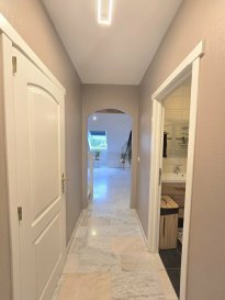 Immo Nordstrooss vous propose un beau duplex à vendre à Erpeldange-sur-Sûre de +/- 100m2 

Ce duplex se compose comme suite: 

2ième étage: 
- hall d'entrée 
- wc séparée 
- salon et salle à manger 
- cuisine équipée 
- débarras 
- deux grande chambres à coucher 
- salle de douche 

3ième étage: 
- grande pièce /chambres à coucher 
- espace dressing 

Sous-sol: 
- garage Box pour une voiture 
- parking extérieur 
- cave privatif 

L'appartement se trouve dans un immeuble calme et bien entretenu: 
- ascenseur 
- chauffage au mazout 
- classe d'isolation thermique: F/F 
- Année de construction: 1997 
- nombreuses possibilités de parking public 
- proche de la N7/A7 
- arrêt de bus directement devant la porte 
- nombreuses possibilités de shopping 

Pour tout renseignement complémentaire ou information veuillez nous contacter par email info@immonordstrooss.lu ou par Tél: 691 850 805.

Proposition de crédit/financement à taux compétitif auprès des banques Luxembourgeoise incluse dans nos services gratuits.