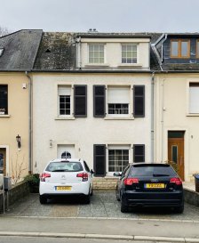 Maison à Bascharage se compose:

Rez-de-chaussée: 
- Hall d'entrée
- Cuisine
- Salle à manger 
- Living 
- Wc séparé
- Salle de douche
- Buanderie 

1er étage:
- 3 chambres à coucher 

2ème étage:
- 1 chambre à coucher 
- Grenier

- Jardin
- Terrasse
- 2 emplacements voiture extérieur 

Nous vous invitons à nous rendre visite ou contacter l'un de nos commerciaux pour plus d'informations.

M. Moura Jemp 
+352621216646

M. Marc Risch 
+352621210333

Les surfaces et superficies sont indicatives

Rejoignez-nous sur Facebook : Newjomar Belval