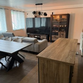 A VENDRE BEL APPARTEMENT DE 75M² AU CENTRE-VILLE.

Situé en plein coeur LONGWY-BAS, à seulement 5minutes à pied de la Gare SNCF et de la Gare Routière, venez découvrir ce très bel appartement d'environ 75m²habitables, situé au 3ème étage d'une résidence avec ascenseur.

Idéalement situé, cet appartement bénéficie d'un emplacement privilégié pour les personnes travaillant au LUXEMBOURG ou en BELGIQUE, avec un accès rapide aux transports en commun et notament aus trains en direction du Luxembourg.

IL SE COMPOSE :

Un Hall d'entrée, un cabinet de toilette indépendant.
Une cuisne équipée ouverte sur le salon/salle à manger.
Un dégagement, une salle de douche avec un meuble vasque et espace buanderie.
Deux chambres, dont une bénéficiant d'un grand dressin, avec la possibilité d'aménager facillement une troisième chambre, selon les besoin.

LES PRESTATIONS :

Superficie habitable d'environ 75m².
3 étage avec ascenseur.
Chauffage au Gaz.
Fenêtre double vitrage PVC avec stores électriques.
Appartement agréable et fonctionnel.
Emplacement central, à proximité immédiate des commerces et des transports.

Appartement idéal pour une résidence principale ou un investissement locatif.

CHARGES MENSUELLES 82€ :

Comprenant une provision sur la consmmation d'eau l'entretien de la VMC et de l'ascenseur, l'électricité et le nettoyage des parties communes, l'assurance de l'immeuble ainsi que les frais de syndic.