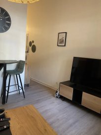 À vendre – Appartement 30 m² – Boulevard Victor Hugo

Idéal pour un premier achat ou un investissement locatif, cet appartement de 30 m² bénéficie d’un emplacement recherché, à proximité des commerces, des transports et des établissements d’enseignement.

Il se compose d’une petite entrée, d’un séjour avec cuisine ouverte, d’une salle de douche entièrement équipée, ainsi que d’une chambre disposant d’un dressing et d’une mezzanine offrant un espace de rangement ou de couchage supplémentaire.

Situé dans une petite copropriété à faibles charges, ce bien est parfaitement adapté à un étudiant, un jeune actif ou un investisseur.

Les points forts :
Boulevard Victor Hugo
Appartement de 30 m²
Chambre avec dressing et mezzanine
Petite copropriété
Faibles charges
métro, station vélos, commerces, Facs à proximité. 
Idéal premier achat ou investissement locatif
Pour plus d’informations ou pour organiser une visite, contactez-nous.