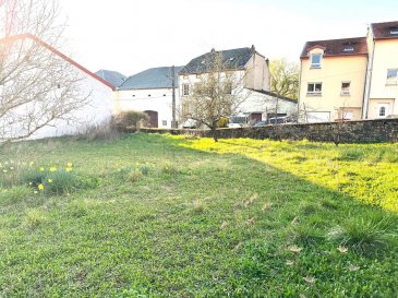 KERLING LES SIERCK

Idéalement placé à proximité du LUXEMBOURG (Schengen), de l'ALLEMAGNE (Perl), des axes autoroutiers et commerces.

Terrain constructible de 5,12 ares, hors lotissement et libre de constructeur, vous laissant ainsi une totale liberté.
Il dispose d'une façade d'env 20 m, offrant de nombreuses possibilités d'aménagement.

Les réseaux (eau, électricité, tout à l'égout ...) passent en bordure de terrain, facilitant les démarchent de raccordement.

À découvrir sans tarder!