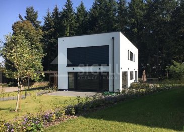 Sigelux Real Estate vous propose à la location ce beau duplex, 3 chambres.

Il se situe au 61E rue de Luxembourg L-8140 Bridel, dans maison récente, composée de 2 appartements seulement.
Il accède de plein pied à une terrasse au rez de chaussée entourée de verdure . Il est entièrement câblé et connecté fibre pour le télétravail.

Sa surface habitable est de140 m2, il dispose :
- hall d’entrée avec rangement
- cuisine équipée séparée
- salon, salle à manger vue dégagée sur la forêt
- une toilette séparée

Au 1er étage :
- une suite parentale avec dressing, salle de bains ( baignoire et douche italienne) vue complétement dégagée sur la forêt,
- 1 toilette séparée
- 2 chambres a coucher qui peuvent aussi être aménagées en bureau pour le télétravail
- salle de douche avec WC
- 2 places de parking extérieures
- parquet, chauffage au sol, volets électriques, système d'alarme

Loyer : 3100€
Charges : 300€

Garantie locative : 3 mois de loyer
Frais d'agence 1 mois de loyer + Tva

DISPONIBILE LE 1 FÉVRIER 2021

Pour plus de renseignement ou un Rendez-vous pour visiter contactez :
SIGELUX : 46 71 31 ou info@sigelux.lu