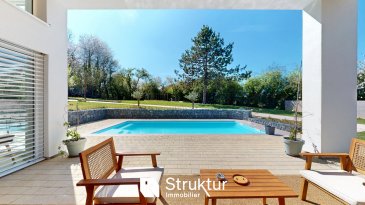 .  +++ROUSSY-LE-VILLAGE -  VILLA CONTEMPORAINE 290 M2  +++
+++ En Exclusivité - Visite virutelle sur demande +++
À cinq minutes de la frontière luxembourgeoise, dans un secteur résidentiel calme et bien desservi, cette villa de 290 m2 habitables prend place sur un terrain d'environ 21 ares. Construite en 2021, elle conjugue des volumes généreux, des matériaux soigneusement sélectionnés et une architecture tournée vers un extérieur sans vis-à-vis.
Vie principale Le séjour de 60 m2 s'articule autour d'un salon avec insert à bois et d'un espace repas. La hauteur sous plafond cathédrale de 3,50 m et les grandes baies vitrées orientées sud-est / sud-ouest installent une lumière naturelle constante et un accès direct aux terrasses. La cuisine, équipée en électroménagers SMEG avec hotte FALMEC à moteur déporté, dispose de plans de travail en quartz et d'un cellier accessible par porte dérobée.
Nuit Le rez-de-chaussée regroupe une suite parentale avec dressing et salle d'eau double vasque, deux suites avec dressing et salle d'eau privative, ainsi qu'une salle d'eau supplémentaire. Une chambre indépendante, dotée d'une porte-fenêtre avec accès direct depuis l'extérieur, offre la possibilité d'y exercer une activité professionnelle -- libérale ou commerciale -- sans circulation dans la partie privative. À l'étage, une cinquième chambre spacieuse peut recevoir un usage bureau.
Extérieur Piscine chauffée (7,20 × 3,60 m, pompe à chaleur), terrasse, douche et WC extérieurs. Le jardin est clos et à l'abri des regards. Un garage et des places de stationnement extérieures complètent l'ensemble.
Équipements et finitions sélectionnés Parquet chêne massif contrecollé - menuiseries aluminium double vitrage sécurit - isolation extérieure 20 cm - pompe à chaleur sol/sol - ballon thermodynamique - adoucisseur d'eau - VMC hygroréglable - domotique (volets, éclairage, alarme, vidéosurveillance 4 caméras) - mobilier sur mesure -- luminaires Catellani et Smith feuilles d'or.

 DPE A/A 
 Estimation des coûts annuels d'énergie du logement : Les coûts sont estimés en fonction des caractéristiques de votre logement et pour une utilisation standard sur 5 usages (chauffage, eau chaude sanitaire, climatisation, éclairage, auxiliaires) voir p.3 pour voir les détails par poste. entre 580 EUR et 840 EUR par an - Prix moyens des énergies indexés au 1er janvier 2021 (abonnements compris)
 Honoraires charge acquéreur inclus (3,7%)