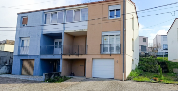 NOUS VENDONS au 3 de la rue DEBUSSY à BOUZONVILLE (57320), 
une maison mitoyenne d’un seul côté, établi sur un terrain de 271 m2.
Idéalement située à proximité du centre-ville et des commerces, cette maison parfaitement entretenue, est immédiatement habitable en l’état. 
Elle offre une surface habitable totale de 106.52 m2 comprenant : 
Au premier niveau de vie : 
Un salon et séjour de 20.50 m2
Une cuisine aménagée et équipée de 10 m2
Une salle d’eau – Un WC séparé.
A l’étage : 
Quatre chambres de 10 m2 environ chacune
Un second WC séparé.
***
Avec aussi, une loggia par niveau.
Un garage pour deux voitures, porte motorisée. 
***
*** Double vitrage sur châssis PVC OB
*** Toiture en parfait état (tuiles sur charpente traditionnelle). 
*** Le passage à un mode de chauffage plus moderne (pompe à chaleur, granulés), permettra d’améliorer significativement le diagnostic et le confort thermique de ce bien actuellement chauffé au fuel. 
*** Il n’y a pas de travaux à prévoir au niveau de son intérieur très soigné. 
LE BIEN EST IMMEDIATEMENT DISPONIBLE. 
Envie d’une visite ? N’hésitez pas à contacter notre commercial Gérard STOULIG (EI) 
Au : 06 03 40 33 55 – agenceabel@gmail.com
NB : Les frais d’agence sont à la charge du vendeur.