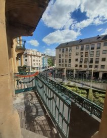 Metz centre dans un immeuble de caractère.
Bel appartement atypique de type F4 en duplex. 

Il est composé d'une entrée, cuisine amnénagée et semi-équipée avec un accès au balcon, un double séjour, une pièce de 9.41 m² pouvant faire office d'une 3ème chambre, un WC séparé. 
A l'étage, 2 chambres et une salle de bains avec WC. 

Chauffage individuel gaz.

Disponiblilité immédiate !

Loyer : 1000 €
Provisions sur charges mensuelles avec régularisation annuelle : 80€ (entretien et électricité des communs, eau froide, entretien chaudière)


Honoraires de Bail : 710€
Honoraires d'état des lieux : 290€

Les informations sur les risques auxquels ce bien est exposé sont disponibles sur le site Géorisques : www. georisques. gouv.fr


BELSIM Immobilier 03 87 16 44 44