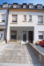 A RENOVER : Petite maison unifamiliale mitoyenne, sur un terrain de 1,94 ares,<br>comprenant le rez-de-chaussée, le 1er étage, les combles et le sous-sol<br>(rue Henri Luck)<br><br>Immeuble de structure traditionnelle des années ±30, surface total de la maison ±130m3 sous-sol et combles inclus. Dalle béton uniquement au RDC, les autres dalles sont en bois !<br><br>Agencement :<br>Rez-de-chaussée :<br>- hall d\'entrée<br>- une cuisine<br>- un débarras<br>- un séjour<br>- une salle de douche avec WC<br><br>1er étage<br>- 2 chambres<br><br>2ème étage (combles/grenier)<br>- une chambre sans radiateur<br>- grenier aménageable<br><br>Extérieur :<br>- Jardin 1,25 ares<br><br>Sous-Sol :<br>- cave avec la chaufferie<br>- cave à vin/réserve<br>- WC<br>- Accès vers le jardin et accès vers l\'avant de la maison<br><br>Etat général :<br>SANS garage!!<br>Travaux de rénovation à prévoir, extension possible à l\'arrière du<br>bâtiment (± 20m2) avec terrasse de ± 15m2 (voir photos), autorisation communale nécessaire.<br>Chaudière BUDERUS à condensation à gaz (2010)<br>Grandes fenêtres PVC double vitrage 1988<br>Escalier en bois massif<br><br>Très proche de toutes les infrastructures et des transport en commun de Rumelange<br><br>Pour tous renseignements, des photos supplémentaires ou pour prendre rendez-vous pour une visite, veuillez nous contacter par téléphone au ( et #43;352) 621 43 10 04 û ( et #43;352) 26 19 00 86 ou par mail : info@icasa.lu<br><br>Découvrez tous nos biens sur www.icasa.lu.<br>Souhaitez-vous louer ou vendre votre bien, profitez de notre service de qualité. Estimation rapide et gratuite.<br><br>Agence iCasa û Bertrange<br>BELACCHI Michel<br />Ref agence :3737/1