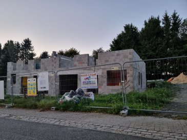 LOT 2
Seule maison disponible

Le groupe immobilier et de construction, Immo Color Promotions Sàrl et AD Construction Sàrl, vous proposent la vente en futur achèvement 1 maison moderne aux amples espaces habitables intérieurs et extérieurs. Tout est compris dans le prix de vente, sauf cuisine et peinture intérieure.

Cette maison se situé à Troine-Route 41, rue Op Patzerat.

La maison sera construite sur un terrain de 4ares07ca, d'une surface habitable de 149.7m².

(0) Au rez-de-chaussée se trouve, un hall d'entrée, un living, salle à mange et cuisine ouverte (non fournie), donnant accès direct à la terrasse, et au jardin d'environ 3ares, ainsi un garage + un emplacement extérieur, et local technique.

(1) à l'étage se trouvent desservies par un hall  de nuit, 4 chambres à coucher, 1 salle de douche avec WC, 

Nos prix sont déjà calculés avec TVA à 3% (sous condition d'acceptation d'application du taux super réduit, de la part de l'AED)

Prix avec 3% inclus: 602.110 euros (calculé avec TVA à 3% (sous condition d'acceptation d'application du taux super réduit, de la part de l'AED).)

Les plus: 
Triple vitrage, pompe à chaleur incluse dans le prix, volets électriques, passeport énergétique A-B, VMC, chauffage au sol.
Garanties et couvertures: garantie d'achèvement de la Banque Raiffeisen jusqu'à la finalisation du projet, garantie décennale gros-ouvrage et biennale pour les menus-ouvrages. 


Plus d'informations? N'hésitez pas à nous contacter contact@immocolor.lu www.immocolor.lu
Tél: 691 080 103 
