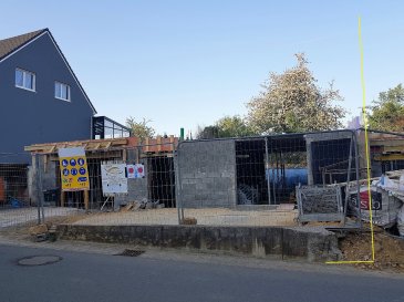 Immo Color Sàrl a le plaisir de vous proposer une excellente affaire possibilité d'échange: d'une maison en cours de construction et livrée en juin 2019 clés en mains contre un appartement ou maison (à rénover) situés sur Luxembourg Centre, Sud, Est, Sauf Nord; ou vente de la maison (vente VEFA / sur plans) d'une surface habitable de 245,54m² avec jardin de 400m², garage pour une voiture et emplacement extérieur. 
*Disposition des pièces peut être changé selon faisabilité (*demander conditions en agence).
Greisch est une section de la commune luxembourgeoise de Hobscheid située dans le canton de Capellen; à seulement 18 kilomètres de Luxembourg -Ville.
La maison se dispose comme suite sur les plans (possibilité d'effectuer des changements*):

Rez-de-chaussé: 
Hall d'entrée 5.80m², WC séparé de 2.00m², Salon et cuisine ouverte 42.45m² avec accès direct à une petite cours extérieure donnant accès au jardin de 4 ares, garage de 24,30m², buanderie 3.10m², chaudière 4.65m².

Premier étage: 3 chambres à coucher de; 19.20m² avec balcon de 5.56m², 18.10m², une salle de bain séparée de 4.80m² et une chambre parentale de 23.20m² avec salle de bain privative de 6.35m².

Combles: 2 chambres à coucher de 29.95m² et 17,70m² , possibilité d'en créer 2 chambres supplémentaires (modifications à prévoir avec architecte), salle de bain séparée de 10.30m², débarras de 21.60m².

Pour toute information supplémentaire ou demande de documentation n'hésitez pas à nous contacter: tél: 28778057, ou 691 080 103 