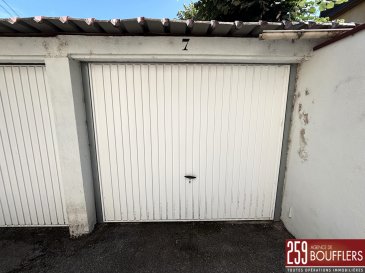 GARAGE - NANCY/GENERAL LECLERC.  Garage (no7) au centre ville de NANCY, situé Avenue du Général Leclerc, d'une surface d'environ 11.5m2. La capacité de ce garage permet d'accueillir des véhicules de petites ou moyennes tailles (type Clio, C3, 208...). Loyer : 60.00 EUR ; Dépot de garantie : 60.00 EUR ; Honoraires : 150.00 EUR TTC. Si vous avez besoin d'aide dans votre recherche, votre agence AGENCE DE BOUFFLERS se fera un plaisir de vous aider. www.agencedeboufflers.fr / agencedeboufflers@orange.fr. LIBRE FIN AOUT 2025.
