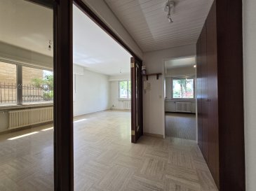 Découvrez cet appartement de 3 chambres à coucher disponible en location à Limpertsberg, 40, rue des Roses, proposé par Spaceplus. 

Détails de la propriété: Situé dans l'un des quartiers les plus prisés et charmants de Luxembourg, cet appartement de 90 m² est composé comme suit: hall d'entrée avec une armoire encastrée, un grand living, une cuisiné équipée et separée, trois chambres à coucher, une salle de bain, un WC séparé et un petit debarras. 

Le bien inclut également un garage box privatif et une cave privative pour un rangement supplémentaire. Situé au sein d'un immeuble avec ascenseur, cet appartement sera disponible à partir du 1er septembre 2026. L'appartement bénéficie d'une connexion internet par fibre optique et d'un chauffage au gaz, tout en affichant une classe énergétique F. Ne manquez pas cette opportunité de vivre dans un espace confortable au cœur de Luxembourg.

Installations à proximité: Niché dans le charmant quartier de Limpertsberg, cet appartement bénéficie d'un environnement paisible et verdoyant, avec un accès facile à des établissements scolaires de renommée. Les commerces, cafés élégants et restaurants raffinés abondent, offrant une multitude d'options délicieuses. Les parcs et espaces verts environnants invitent à la détente et aux activités de plein air, tandis que les services de santé de la région sont prêts à répondre à vos besoins. De plus, une bonne connectivité en transport facilite l'accès aux différentes parties de Luxembourg.

Ne manquez pas cette opportunité! Planifiez une visite en nous contactant via le formulaire de contact ou par appel téléphonique/WhatsApp + 352 661 33 44 22 ou per mail n.bivort@spaceplus.lu