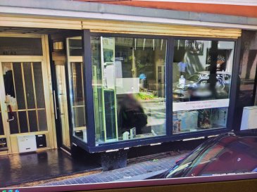 Découvrez ce commerce à louer, situé à Differdange, au Luxembourg, proposé par Star-Lux Sàrl. Ce bien unique est exclusivement disponible sur athome.lu.

Détails de la Propriété: Ce local de 35 m² est idéal pour établir votre activité commerciale. Avec trois étages au total, cet espace dispose d'un bureau pour répondre à vos besoins professionnels. Les habitués du shopping apprécieront la présence d'une cabine d'essayage sur place. La présence d'une caméra de surveillance garantit la sécurité des lieux. L'efficacité énergétique est classée F, et le bâtiment est équipé d'un chauffage au gaz, vous assurant un confort tout au long de l'année. Ce bien se distingue par son excellent potentiel commercial dans l'une des régions dynamiques de Differdange.

Équipements à Proximité: Differdange est connue pour son ambiance conviviale, offrant une multitude de commerces, de restaurants et de cafés pour diverses expériences culinaires. Les familles apprécieront la proximité des écoles et autres établissements éducatifs de qualité. Pour les amateurs de détente et de plein air, divers parcs offrent une évasion bienvenue à quelques pas. Les installations de soins de santé sont facilement accessibles, tandis que les transports en commun offrent des connexions pratiques, facilitant les déplacements.

Ne manquez pas cette opportunité ! Contactez-nous dès maintenant via le formulaire de contact ou par téléphone pour organiser une visite.